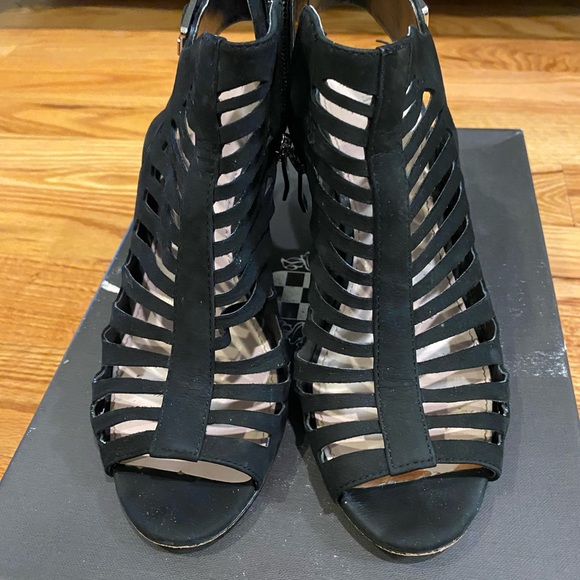 Women cut out boots! Very comfortable - Picture 2 of 5